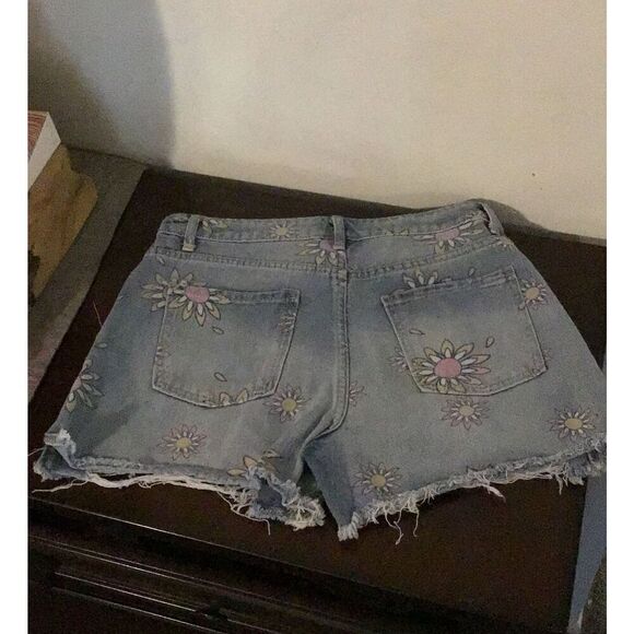 NWT~No Boundaries Flower Design Distressed Denim Shorts Sz 11 - Picture 2 of 2
